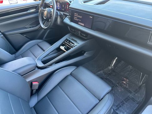 Certified 2025 Porsche Macan Electric image 18