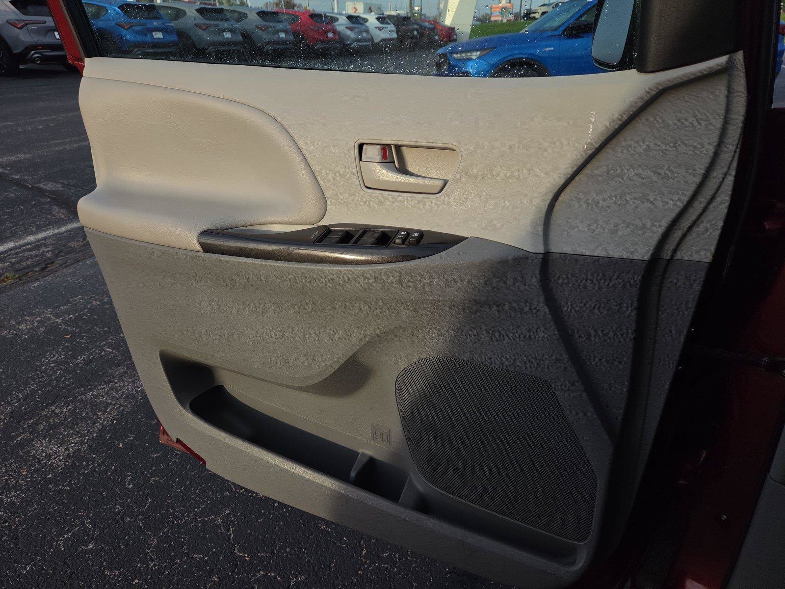 Used 2014 Toyota Sienna LE FWD image 16