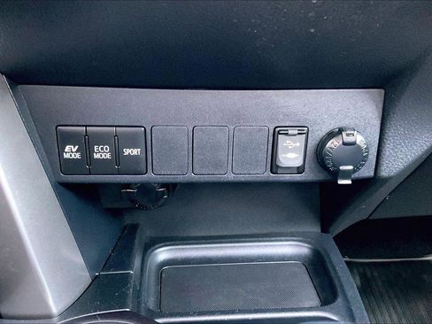 Used 2017 Toyota RAV4 XLE image 24