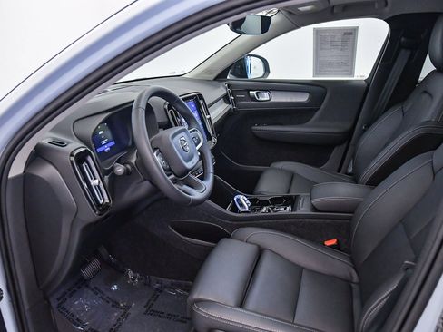 Used 2025 Volvo XC40 B5 Ultra w/ Climate Package image 18