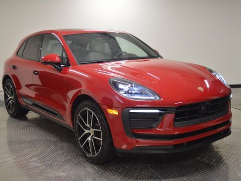 Certified 2025 Porsche Macan image 9