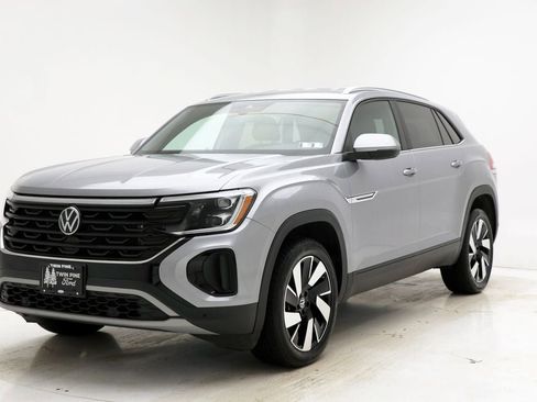 Used 2025 Volkswagen Atlas Cross Sport SE image 2