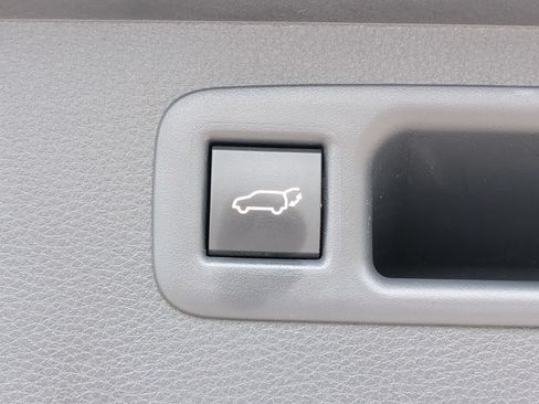 Used 2023 Toyota Highlander LE FWD image 33