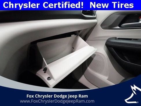 Certified 2024 Chrysler Pacifica Touring-L image 30