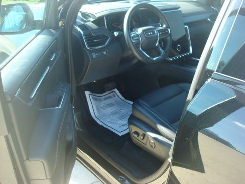Used 2025 GMC Acadia Elevation w/ Elevation Premium Package FWD image 12