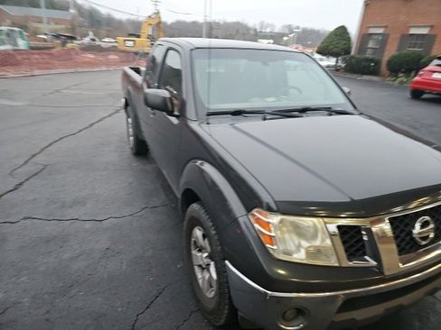 Used 2011 Nissan Frontier SV image 3