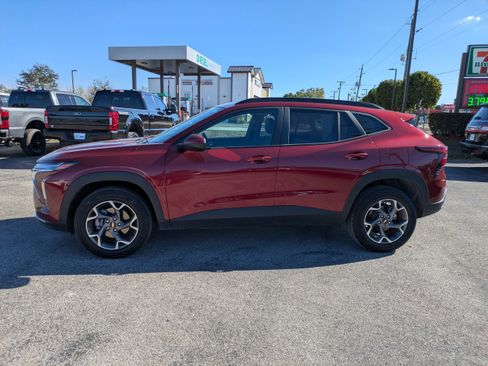 Used 2025 Chevrolet Trax LT w/ LT Convenience Package FWD image 7