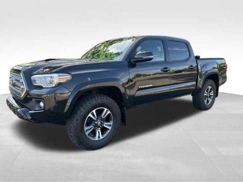 Used 2017 Toyota Tacoma TRD Sport AWD/4WD image 1