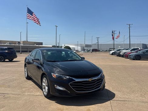 Used 2025 Chevrolet Malibu LT FWD image 2