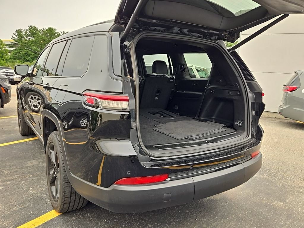 Used 2023 Jeep Grand Cherokee L Laredo AWD/4WD image 10
