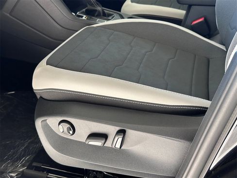 New 2026 Volkswagen Taos SE image 18