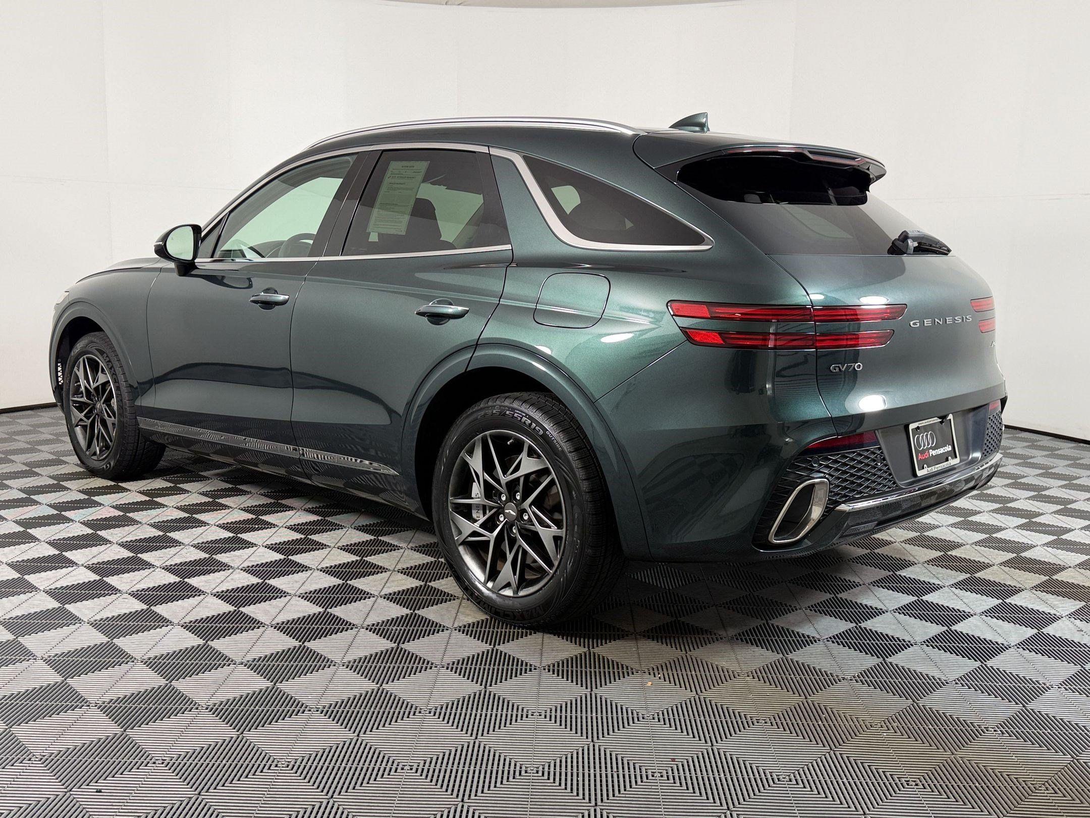 Used 2023 Genesis GV70 2.5T w/ Select Package AWD/4WD image 2
