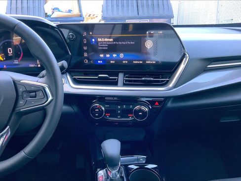 Used 2025 Chevrolet Trax ACTIV w/ Sunroof Package image 7