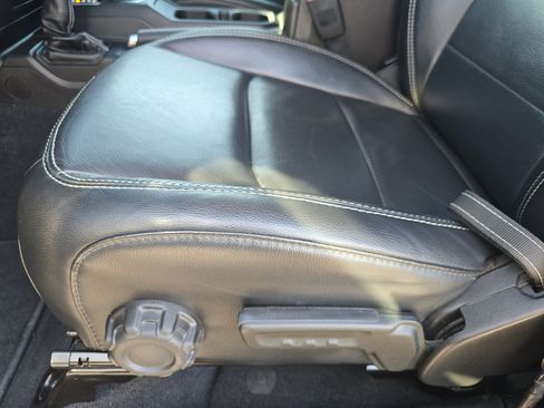 Used 2018 Jeep Wrangler Unlimited Sahara image 28