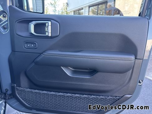 Used 2025 Jeep Wrangler Sahara image 18