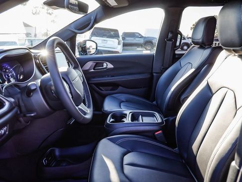 New 2027 Chrysler Pacifica Select FWD image 21