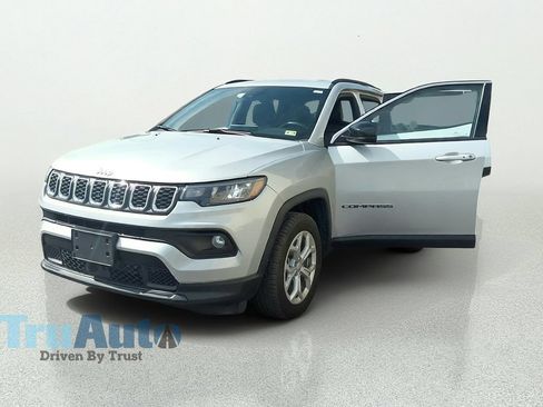 Used 2024 Jeep Compass Latitude AWD/4WD image 11