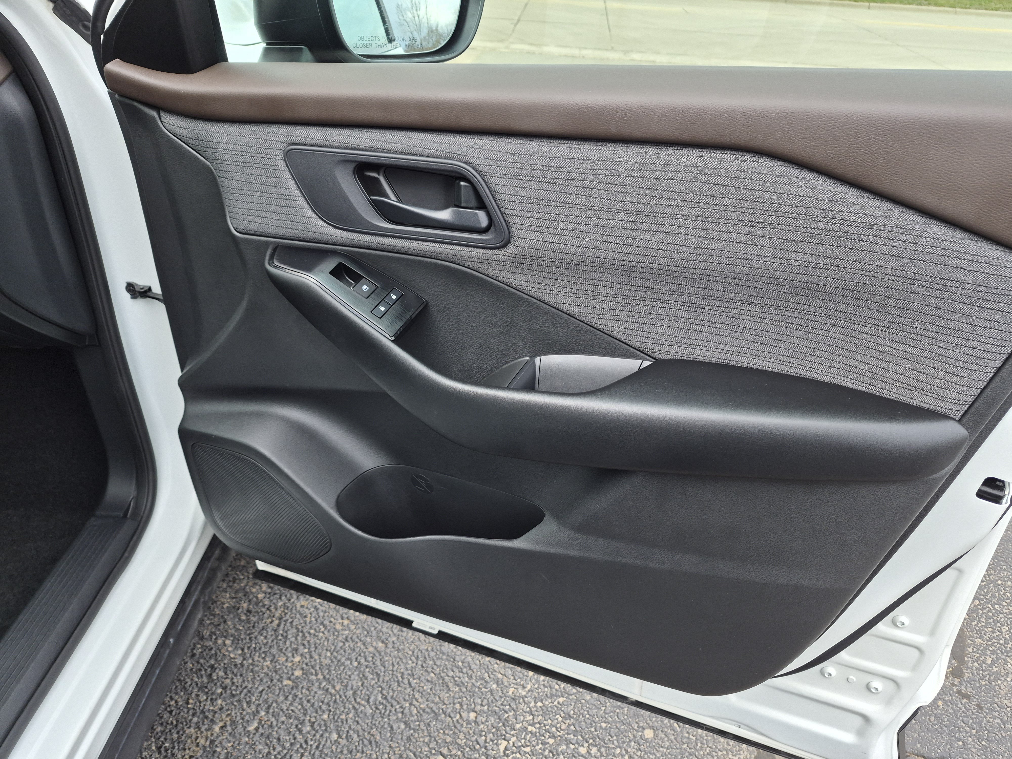 Used 2023 Nissan Rogue S AWD/4WD image 16