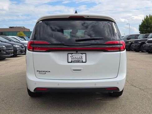 New 2026 Chrysler Pacifica Select image 13