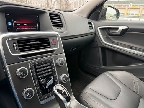 Used 2016 Volvo V60 T5 Cross Country Platinum image 25