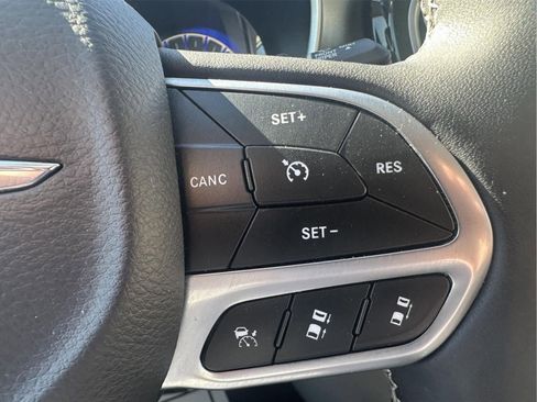 Used 2024 Chrysler Pacifica Touring-L image 15