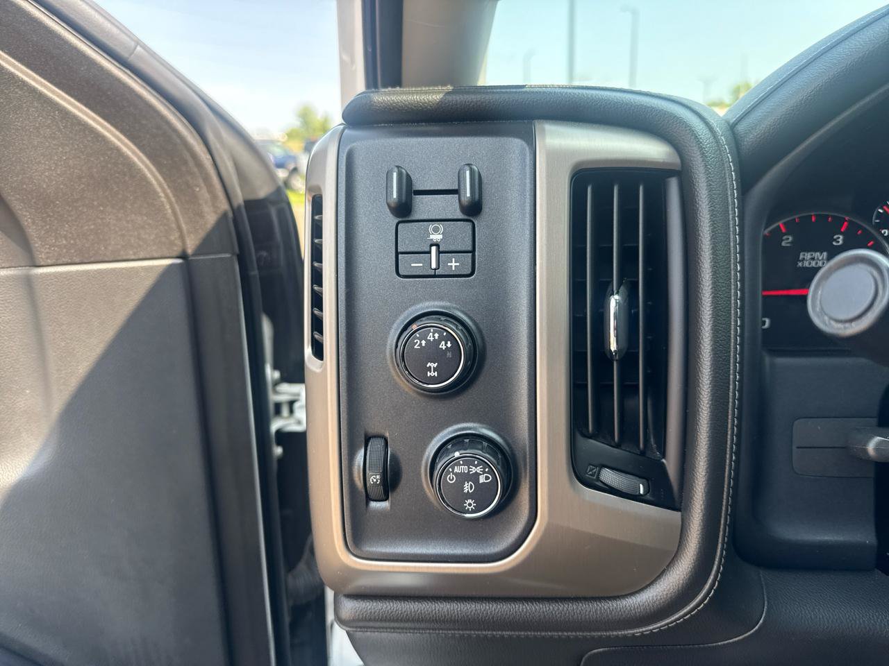 Used 2016 GMC Sierra 2500 Denali w/ Duramax Plus Package AWD/4WD image 16