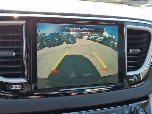 Used 2023 Chrysler Pacifica Touring-L FWD image 21