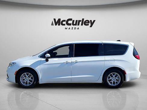 Used 2023 Chrysler Pacifica Touring-L FWD image 4