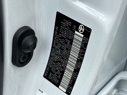 Used 2025 Toyota Corolla LE image 28