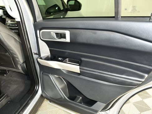 Used 2023 Ford Explorer XLT AWD/4WD image 42