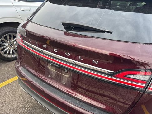 Used 2022 Lincoln Nautilus Reserve image 5