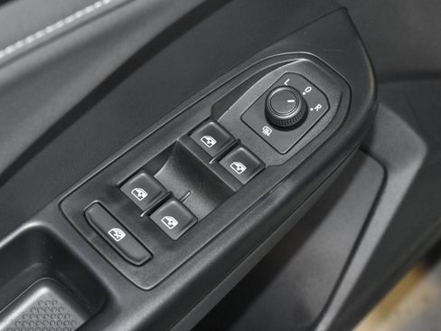 New 2026 Volkswagen Taos SE FWD image 4