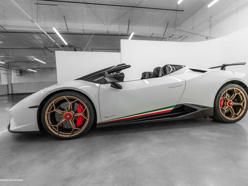 Used 2019 Lamborghini Huracan Performante AWD/4WD image 10