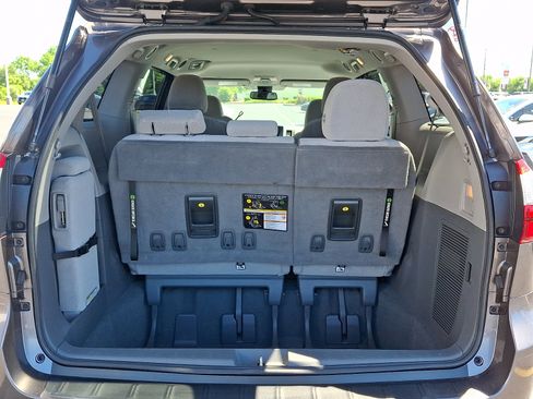 Used 2020 Toyota Sienna LE FWD image 28
