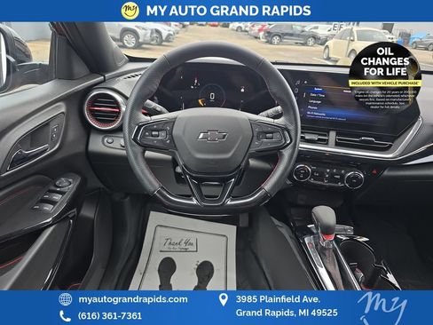Used 2025 Chevrolet Trax RS FWD image 13