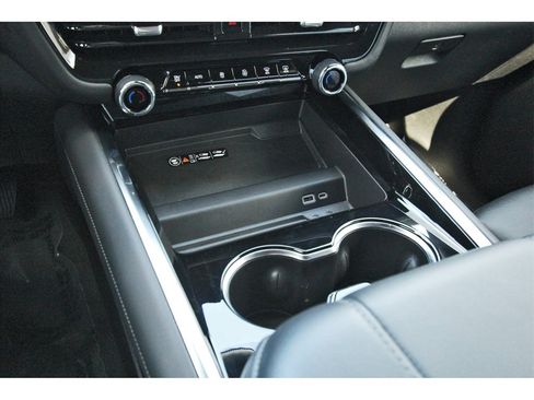 Used 2025 Chevrolet Suburban Z71 image 24