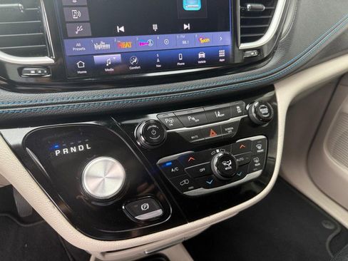 Used 2021 Chrysler Pacifica Touring-L image 36