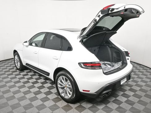 Certified 2025 Porsche Macan image 32