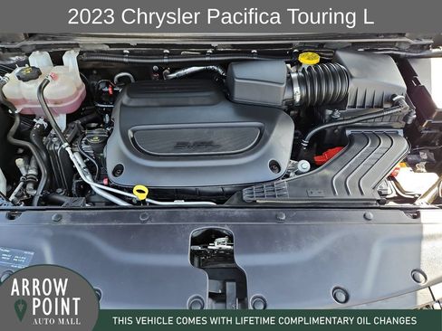 Used 2023 Chrysler Pacifica Touring-L FWD image 14