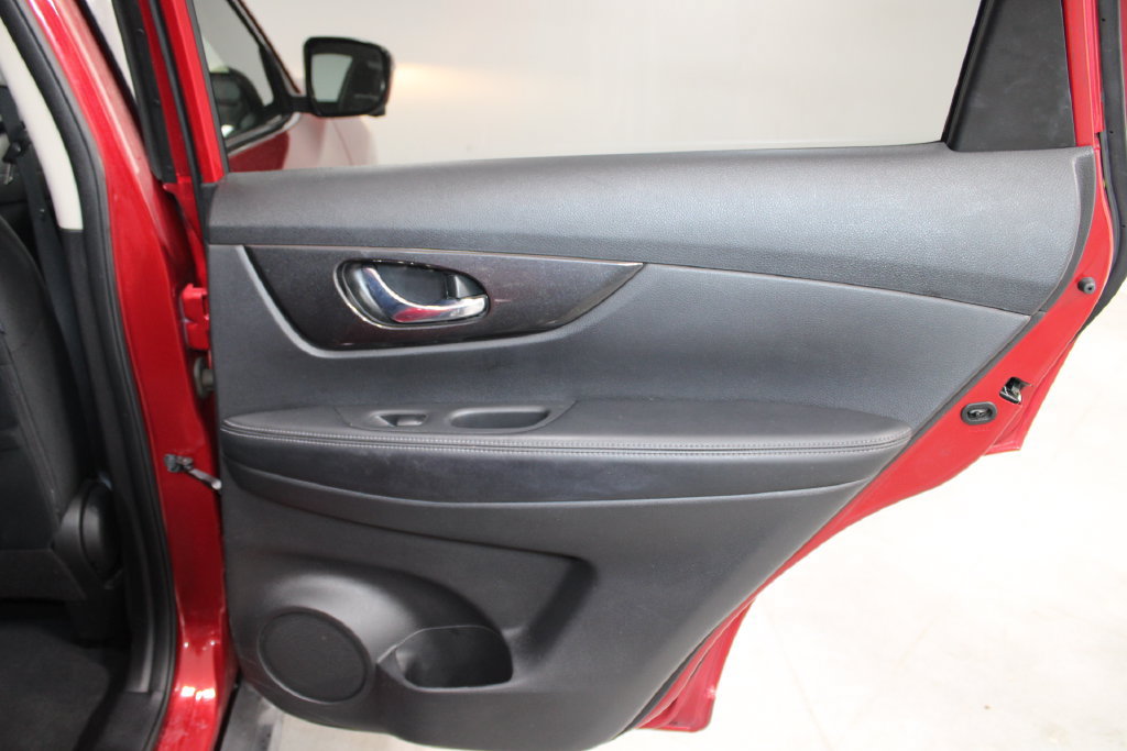 Used 2017 Nissan Rogue SV w/ SV Premium Package AWD/4WD image 27
