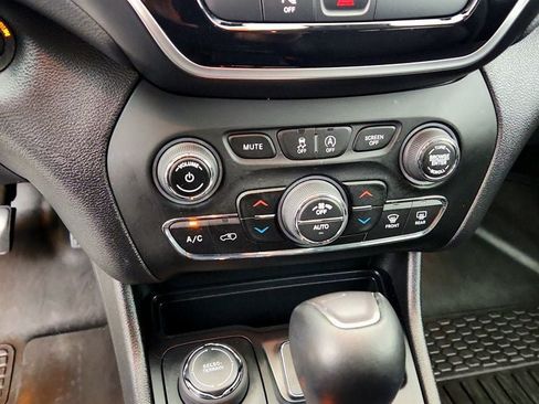 Used 2020 Jeep Cherokee Limited AWD/4WD image 17