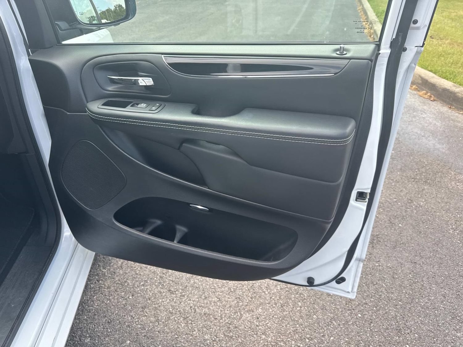 Used 2017 Dodge Grand Caravan SE FWD image 15