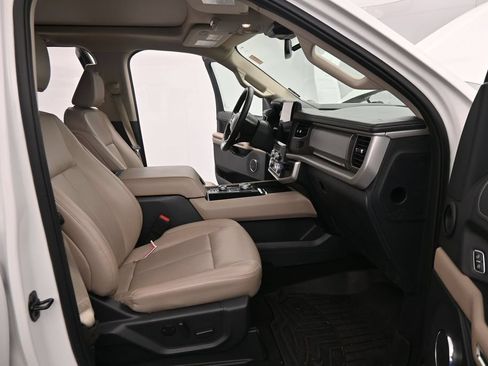 Used 2023 Ford Expedition XLT AWD/4WD image 17