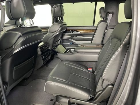 Certified 2022 Jeep Grand Wagoneer Series II w/ Convenience Group III AWD/4WD image 17