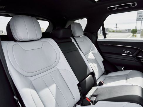 Used 2025 Land Rover Range Rover Sport Dynamic SE image 40