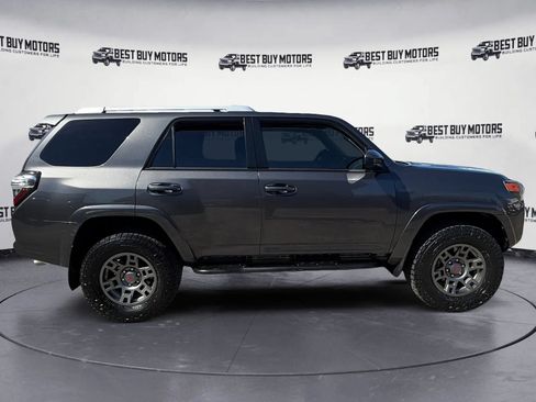 Used 2018 Toyota 4Runner SR5 AWD/4WD image 9