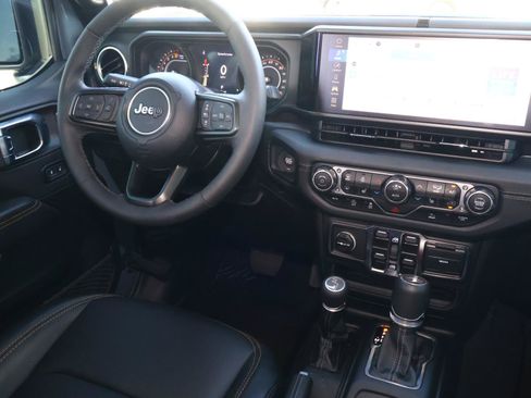 Used 2025 Jeep Gladiator Sport AWD/4WD image 11