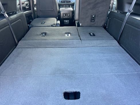 Used 2023 Chevrolet Suburban Premier image 16