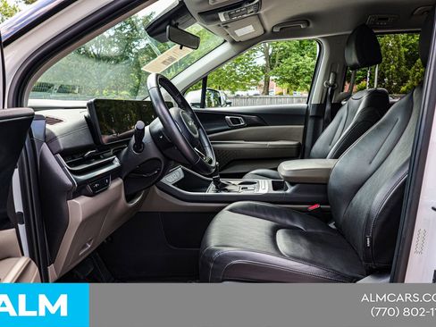Used 2025 Kia Carnival FWD image 18