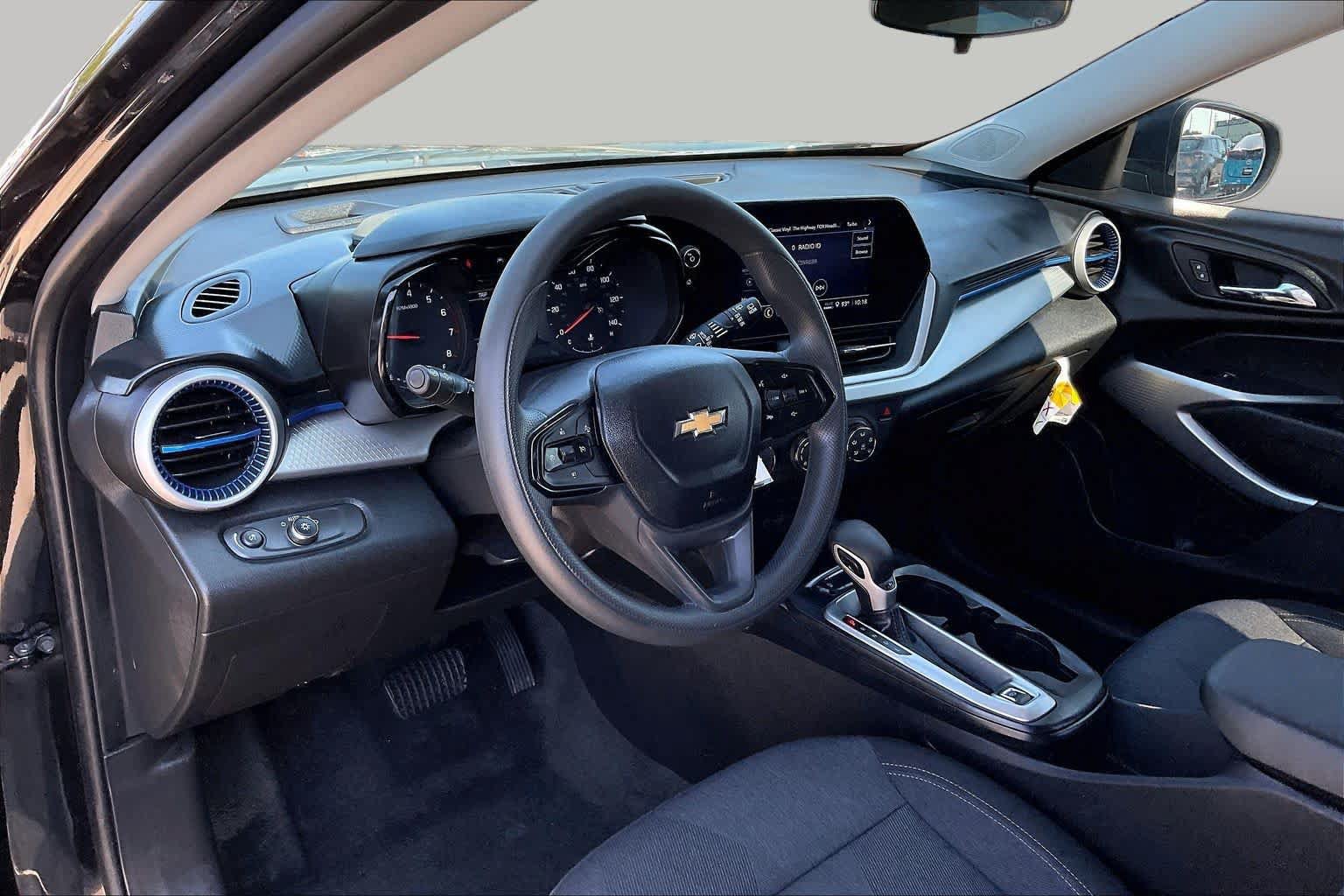 Used 2025 Chevrolet Trax LS FWD image 17
